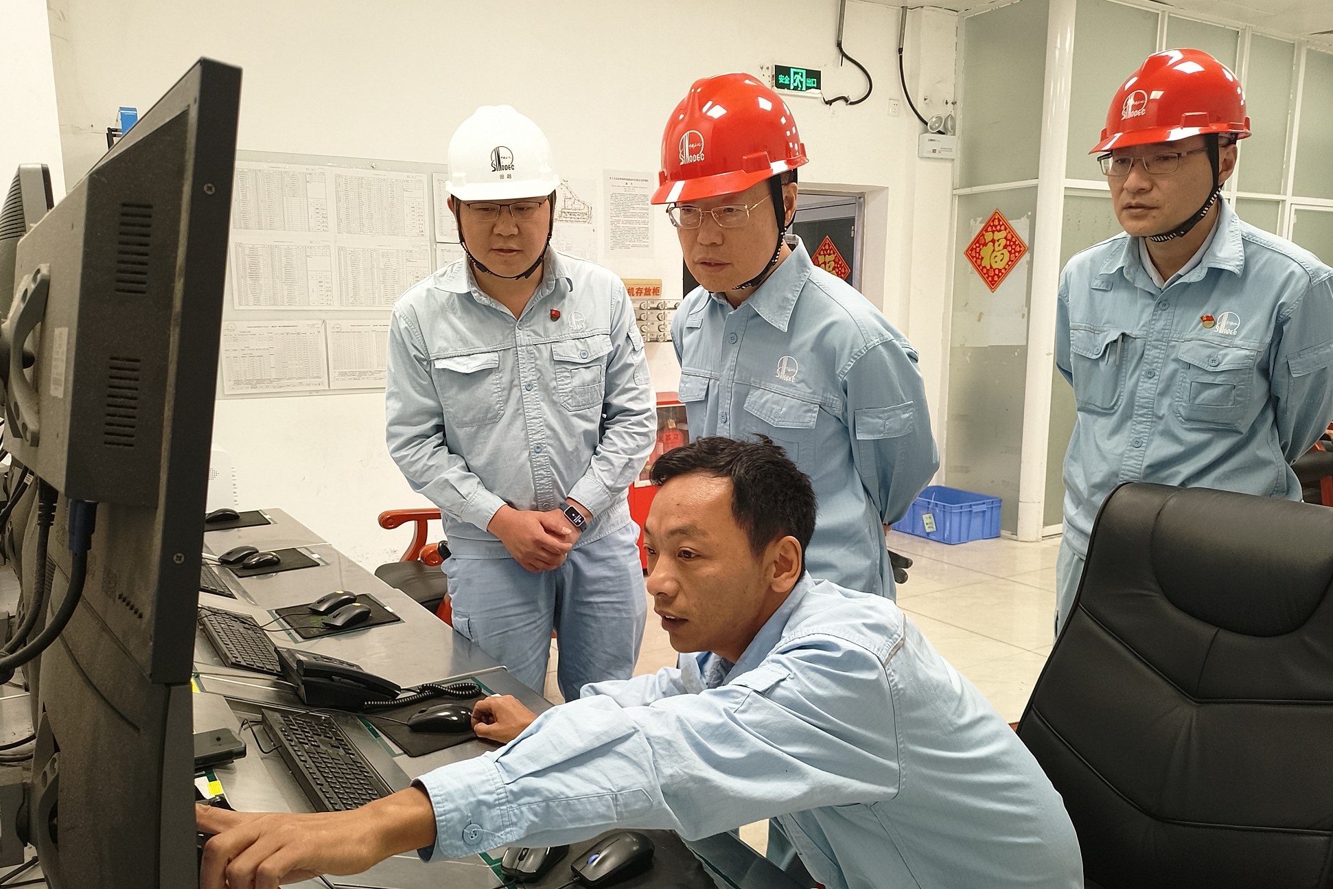 公司代表、党委书记徐振发到炼油三部检查指...