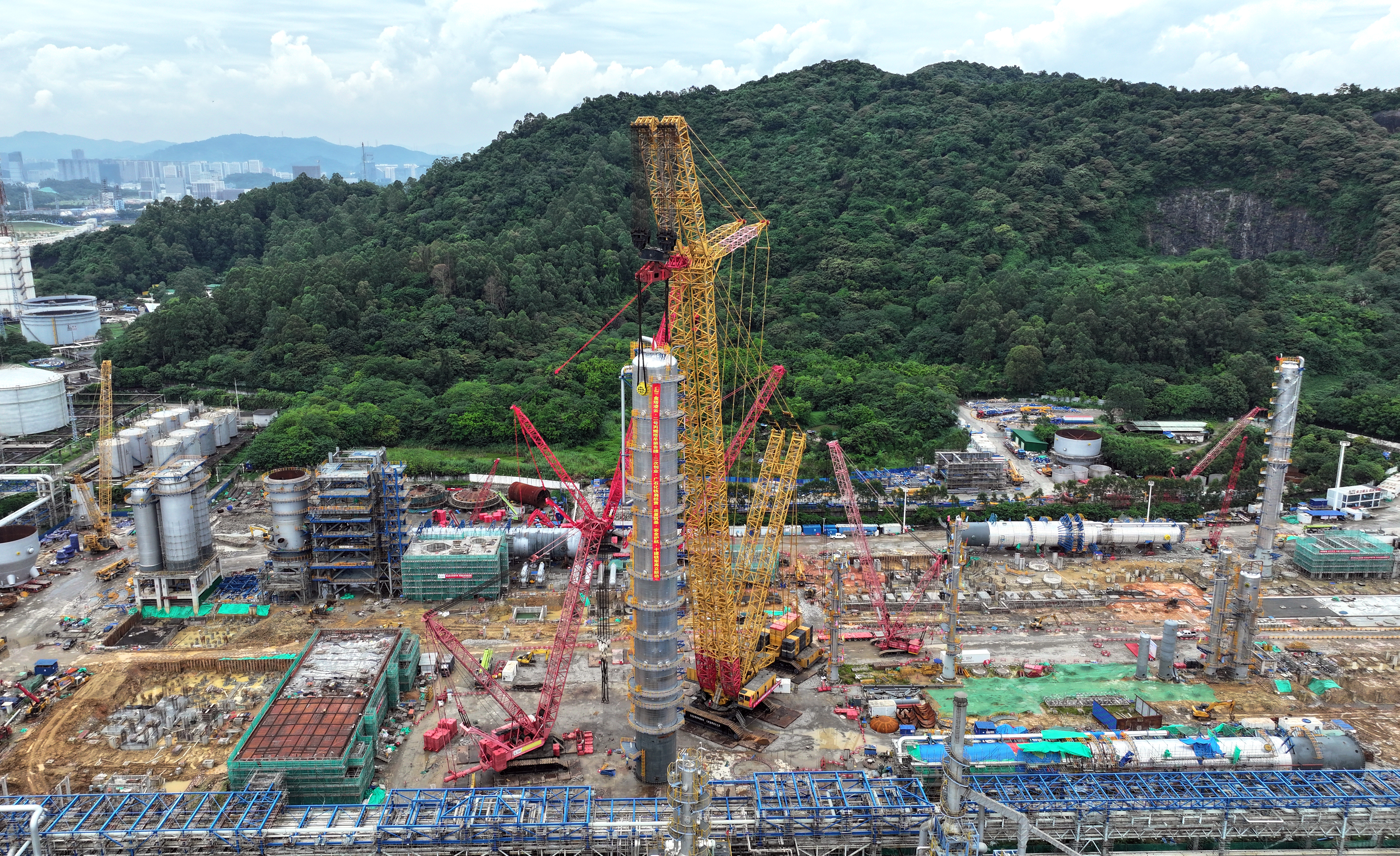 新建催化裂解装置单体最高设备吊装就位